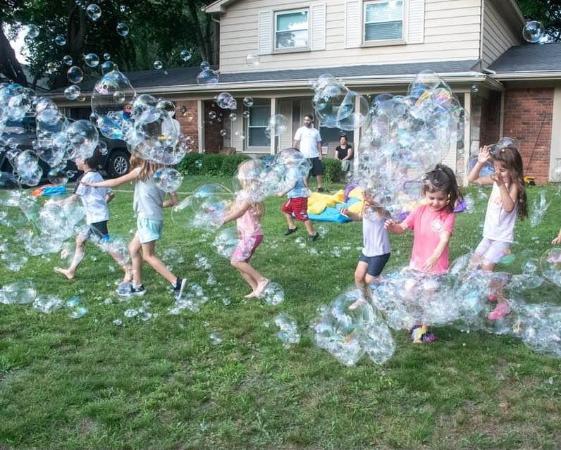 Bubble performer for childrens parties. Baltimore. Jonna Productions.