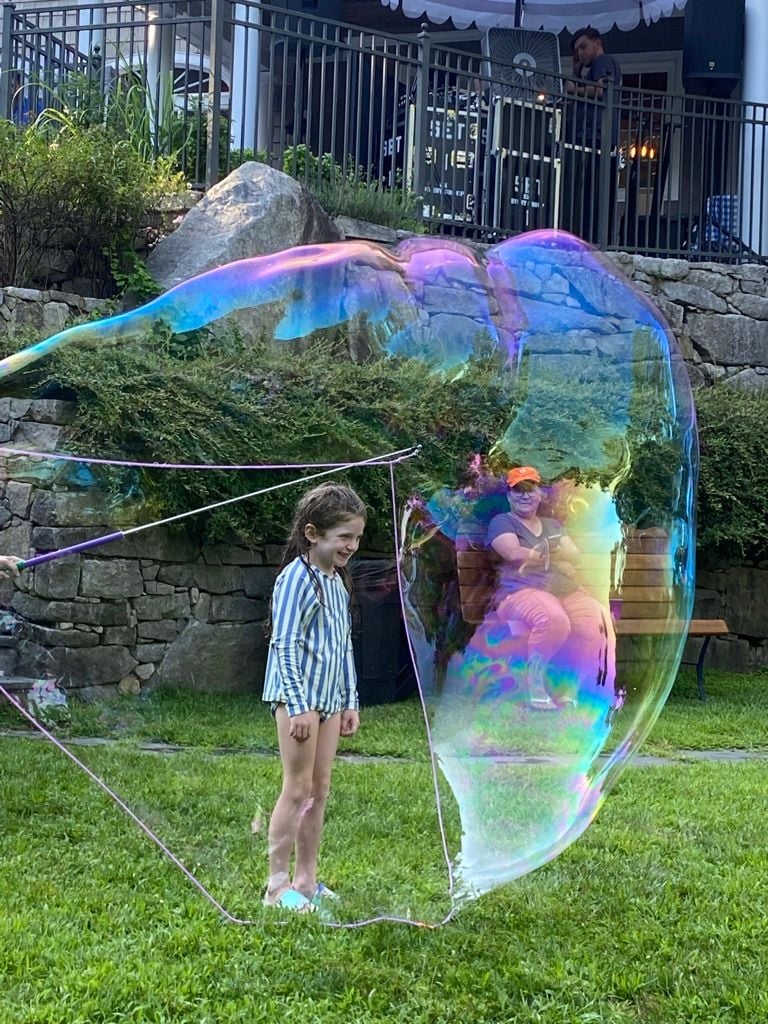 Bubble performer for childrens parties. Baltimore. Jonna Productions.