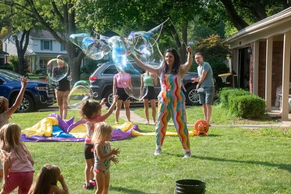 Bubble performer for childrens parties. Baltimore. Jonna Productions.